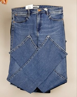 Фотография  512 - Джинсы WRANGLER м/ж#8,1 кг, ЛОТ №7011 оптом в Краснодаре и Краснодарском крае