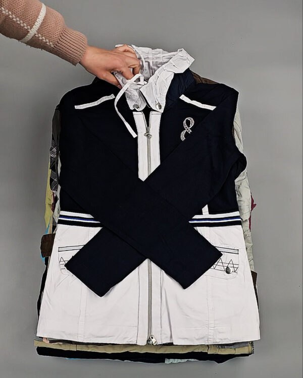 Фотография  483 - Ветровки женские#25 кг, ЛОТ № ВК0086 оптом в Краснодаре и Краснодарском крае